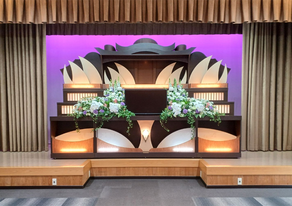 花で装飾された祭壇